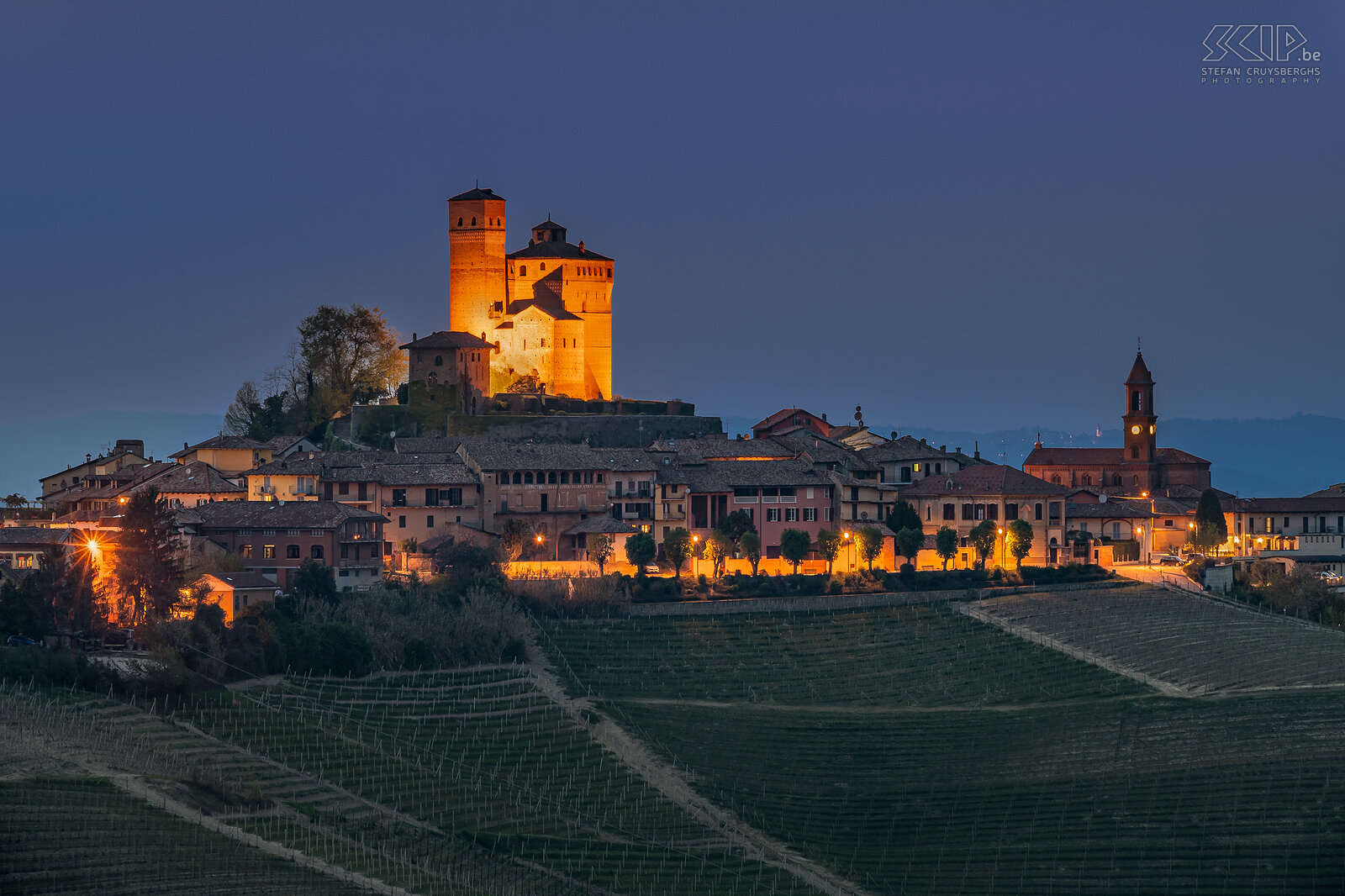 Serralunga d'Alba - By night The castle of Serralunga d'Alba stands out for its square tower and majestic drawbridge. It was a defensive fortress, but at the same time a showpiece of the Falletti family. Stefan Cruysberghs